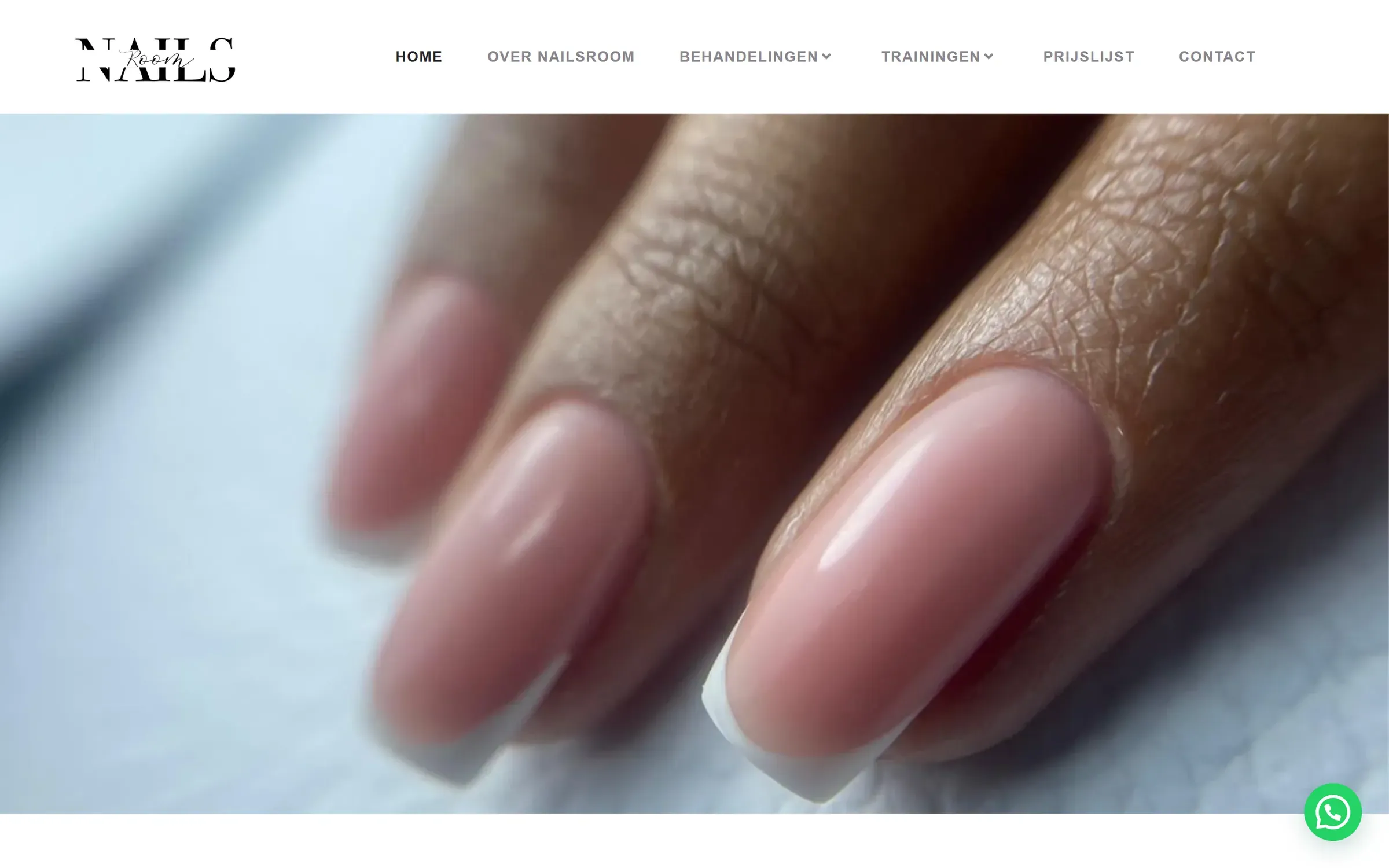 De homepage van nailsroom.nl: een grote foto van verzorgde nagels
